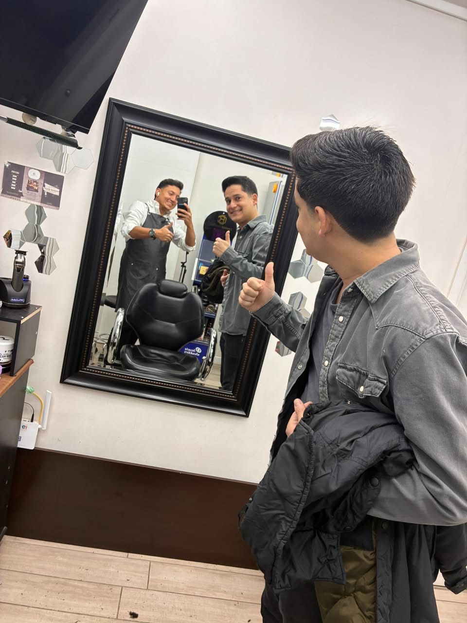 Momento de Charlie junto a un cliente en la barbería, fotografía 10